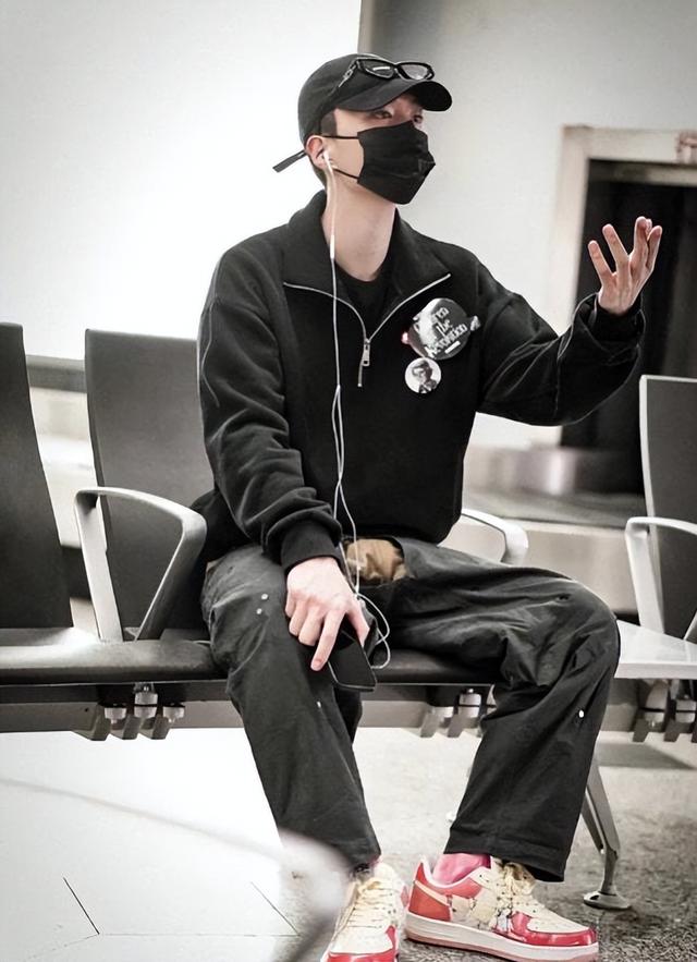 范丞丞遭全网质疑,一张照片成导火索,网友怒斥望人民日报发声!