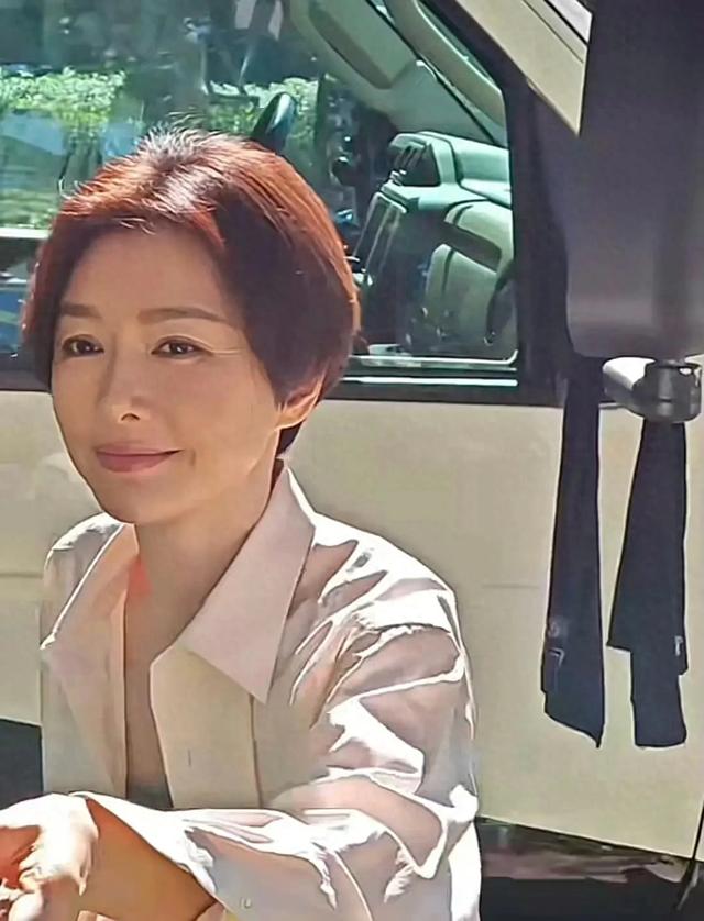 秦岚通过行动告诉我们,短发不可以乱剪,剪完一下子老了十岁!