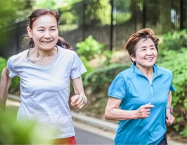 \最美奶奶\火了，产房外抱孙撞脸女明星，网友：我以为是小姨