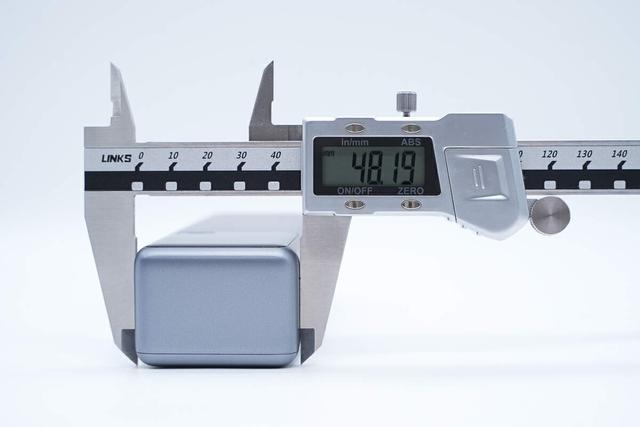 支持65W PD快充和120W小米快充，小米165W自帶線充電寶拆解