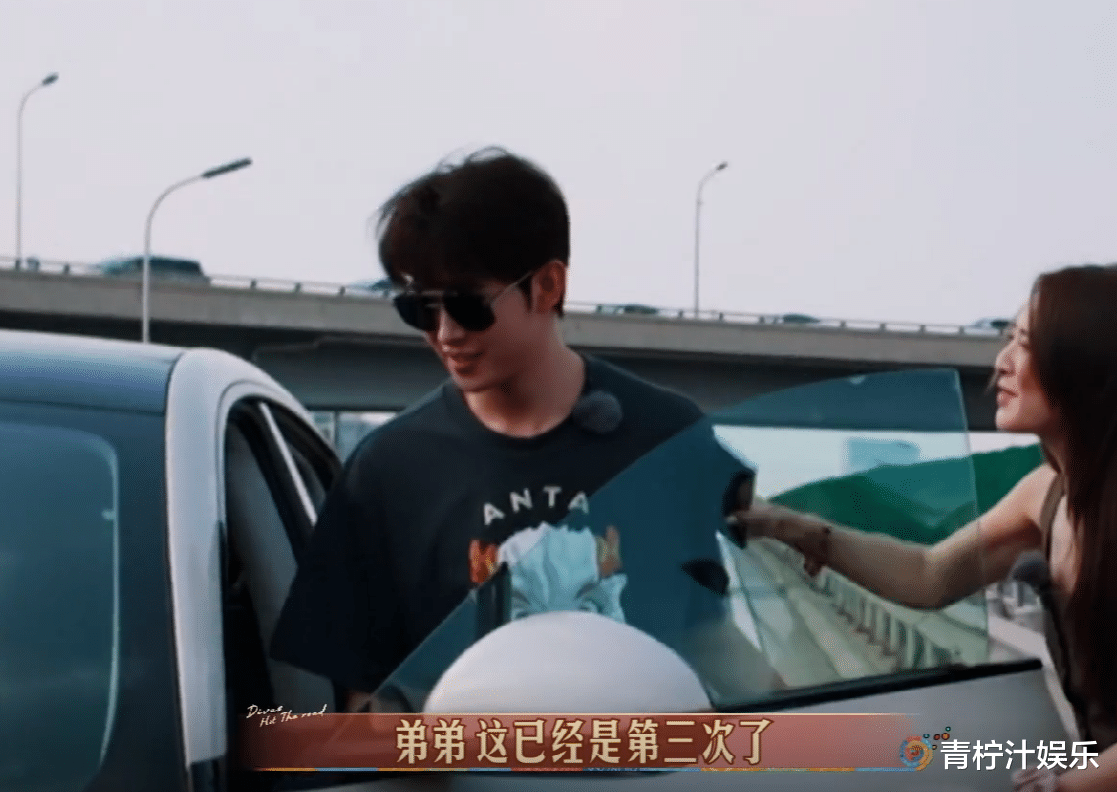 《花少6》金晨的车追尾，却不敢下车，刘烨的处理方式堪称教科书