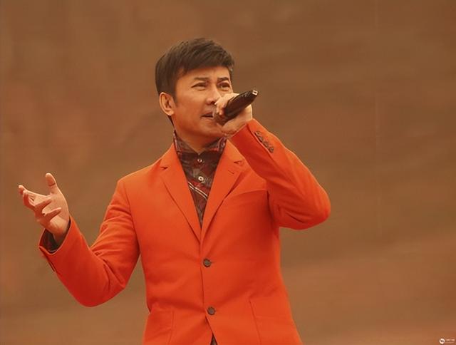 娶富婆为妻后，他从铁路工人变春晚歌手，承诺不变心的他做到了吗