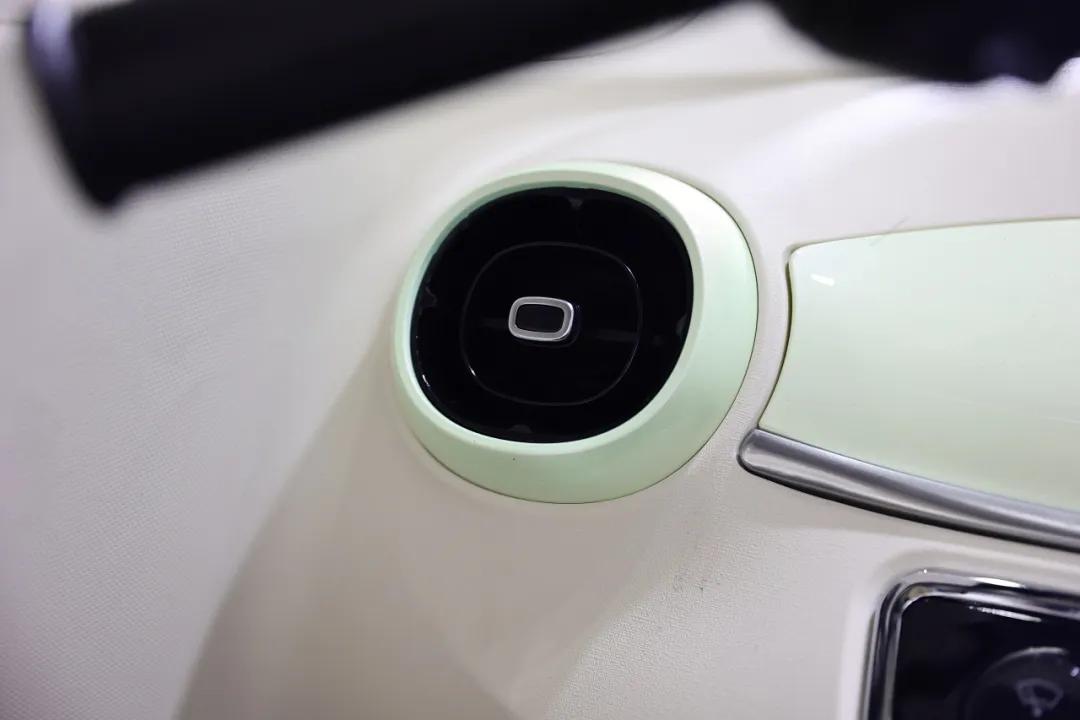 雅迪一款全新封闭三轮篷车EV301上市，舒适与科技样样有料