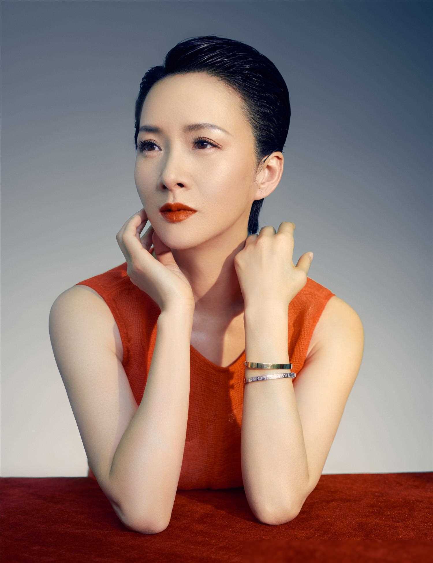 50岁演员谢兰定居在美国,回国容貌变化太大,脸部油腻还不对称。