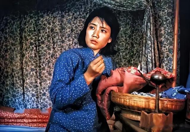 八十年代5位“村妇”上大银幕,只有她“金鸡报晓”,成为影后