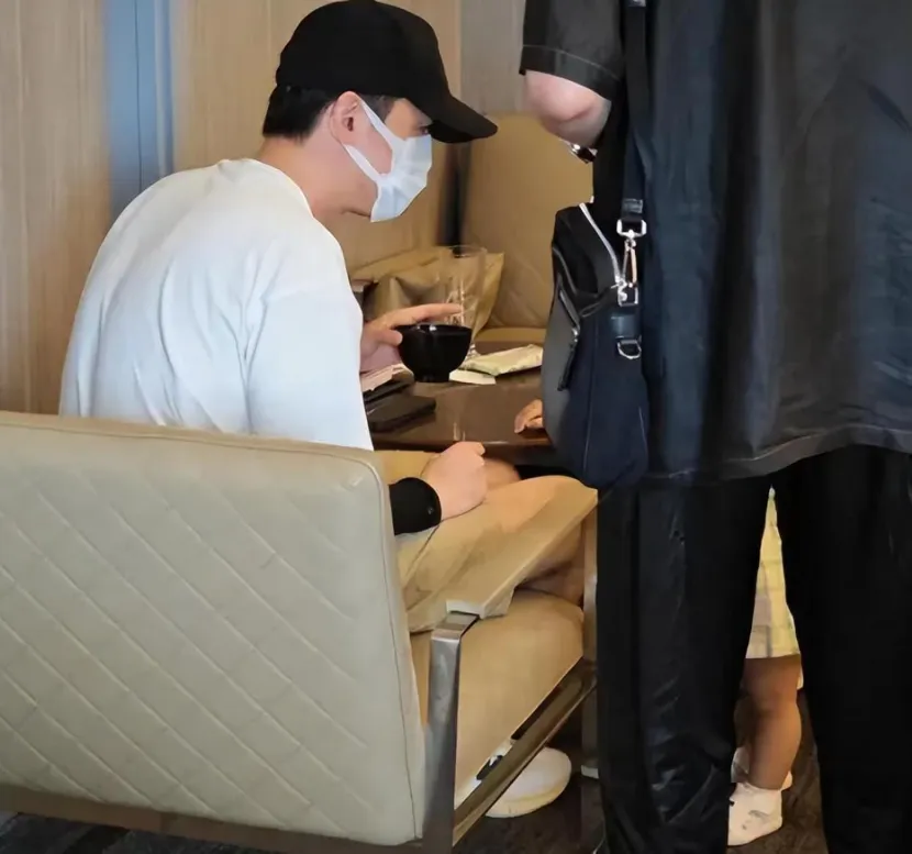 胡歌携妻女游日本,1岁女儿小茉莉坐2.7万婴儿车首亮相,昔日男神秒变奶爸