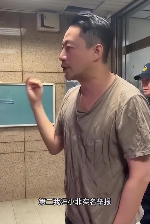 马筱梅罕见穿裤子，耳高于眉，大贵之相！娶她，汪总命里带福