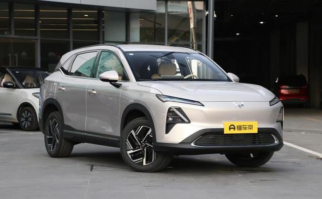 五菱再造神车，油耗3.9L+双独悬，仅9.98万，银河星舰7压力山大？