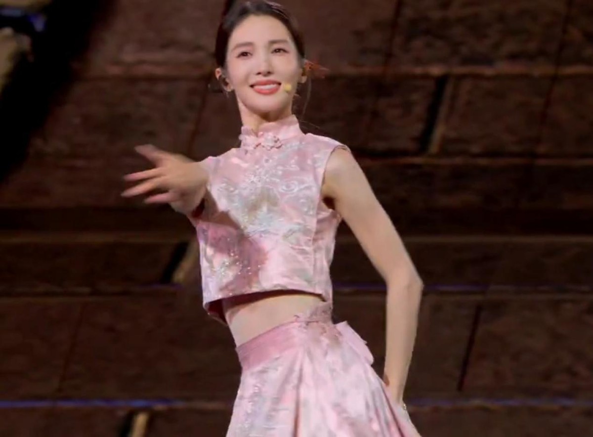 央视中秋晚会:刘涛露香肩,关晓彤长腿抢镜,李宇春脸又方了