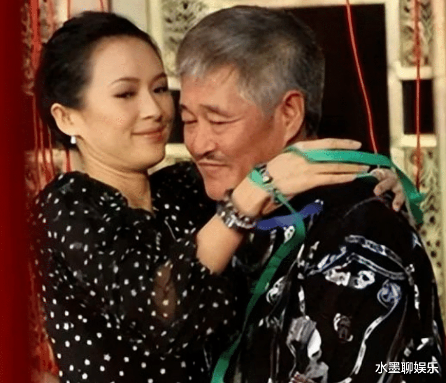 这是章子怡最想删掉的照片，被赵本山贴面紧抱，零距离满脸尴尬