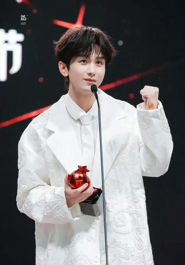 12月7日一夜,美男洗牌,杨洋登顶,黄景瑜10成毅9王一博3肖战第2