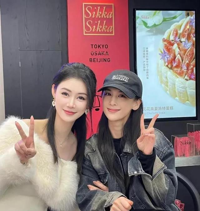 黄圣依路边馆吃饭被偶遇!一身大妈装仍惊艳无比,41岁看着像21岁