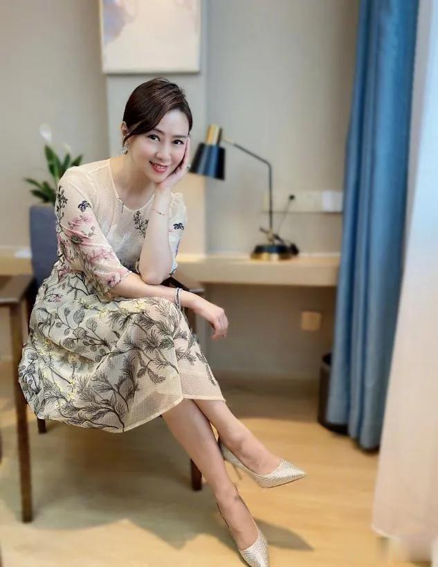 翁虹巫启贤等送别何厚华,孙耀威送花篮感谢恩师