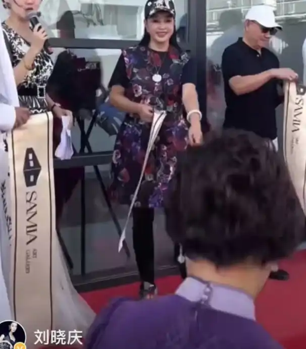 74岁刘晓庆美到国外去了!穿连衣裙配运动鞋青春逼人,皮肤紧致细腻嫩似小姑娘