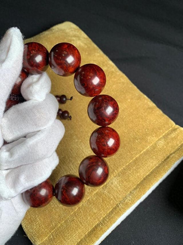 解密小叶紫檀：文玩界的贵族，品味与修养的双重磨砺