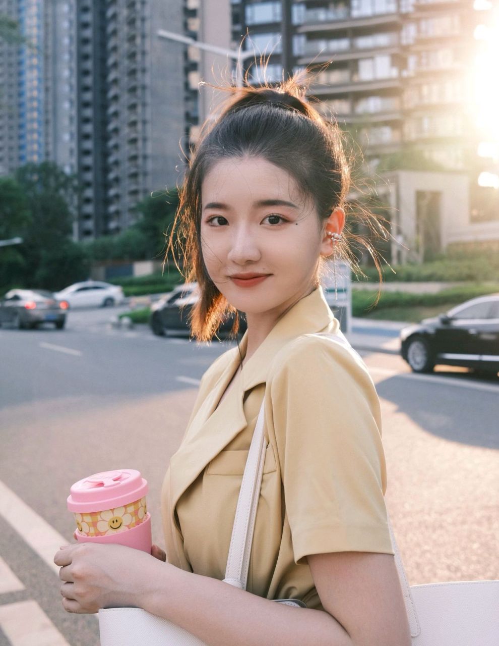 25岁孟羽童被辞退后！仍以500强董事长秘书自居，引起网友的热议