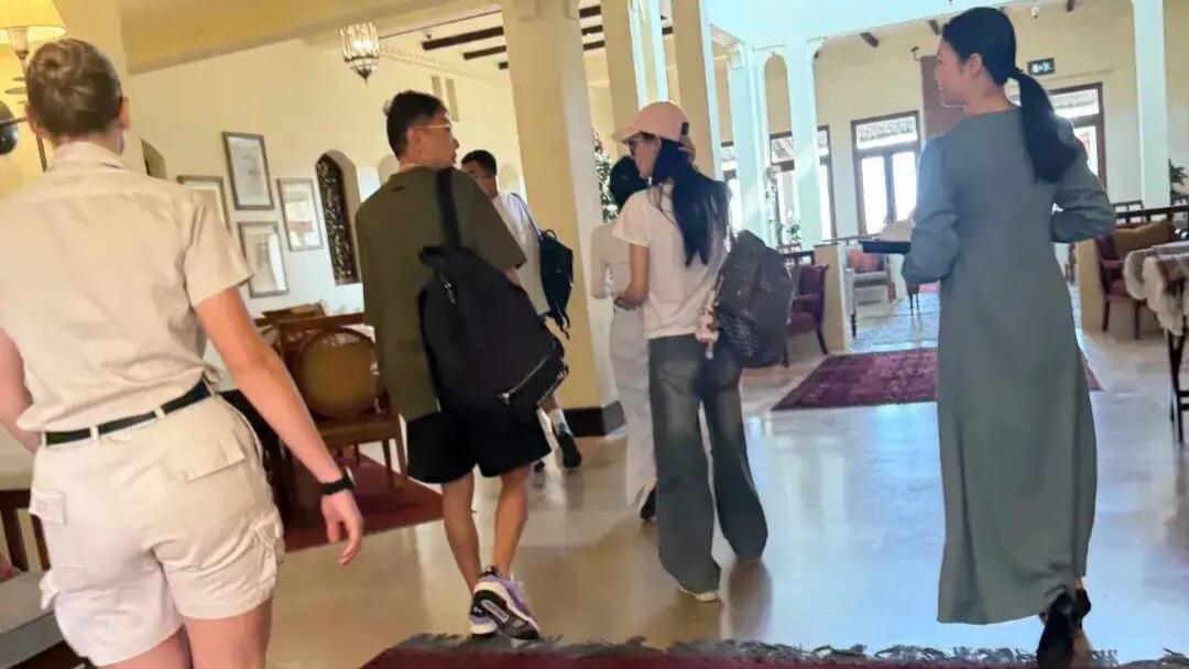 曝王思聪现身迪拜，两辆劳斯莱斯代步！身边女伴骨瘦如柴不像懒懒