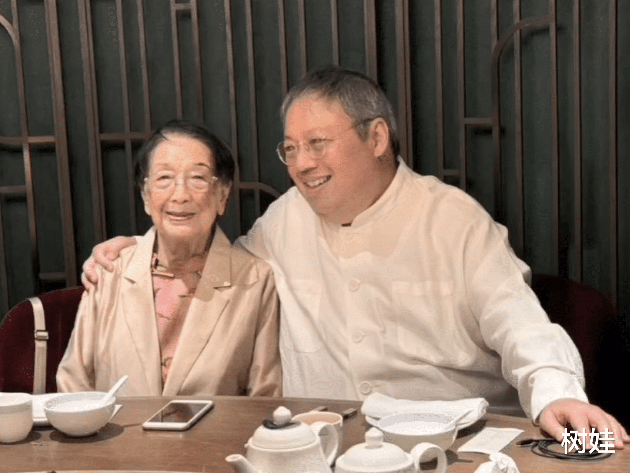 胡慧中为婆婆庆祝百岁生日,婆媳感情和睦如母女,何老太四代同堂