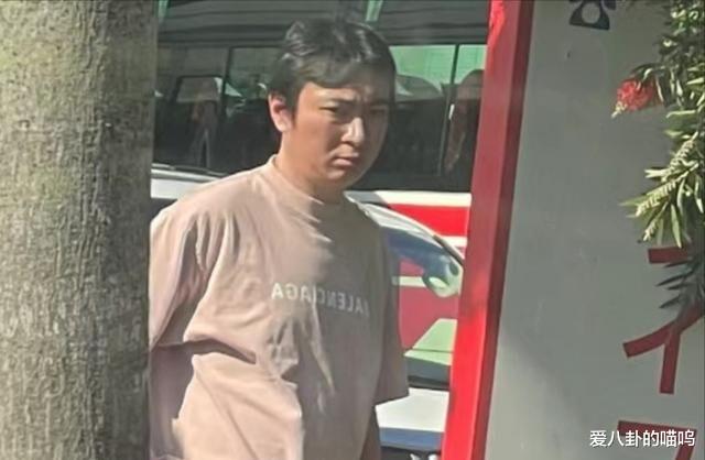 网友五一日本偶遇王思聪,脚踏4万战靴与两名美女逛街,真潇洒