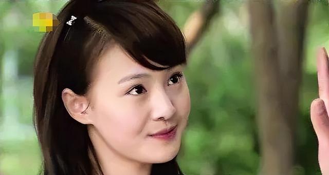 33岁郑爽现状,滞留美国又胖又秃,弃养孩子,卑微和白男吃饭敬