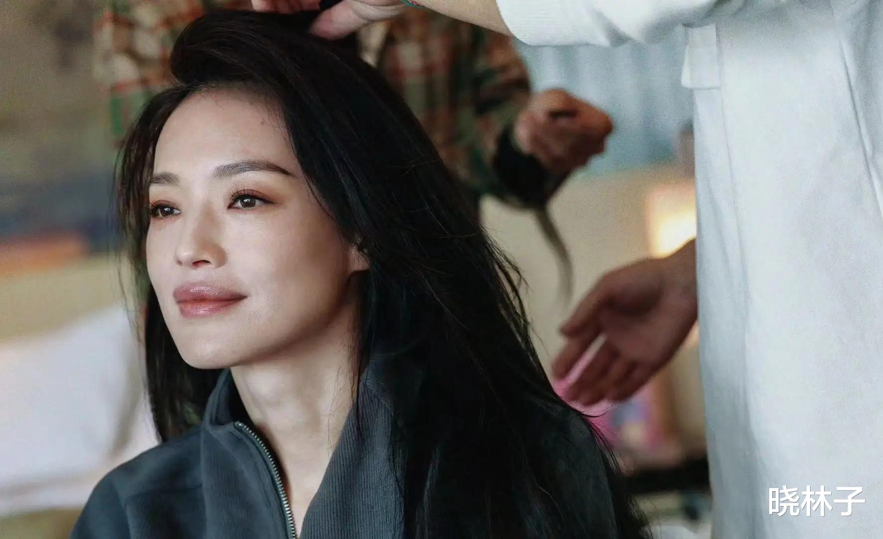 舒淇近照曝光!结婚8年堪比“整容”,身材走形像大妈,网友炸锅