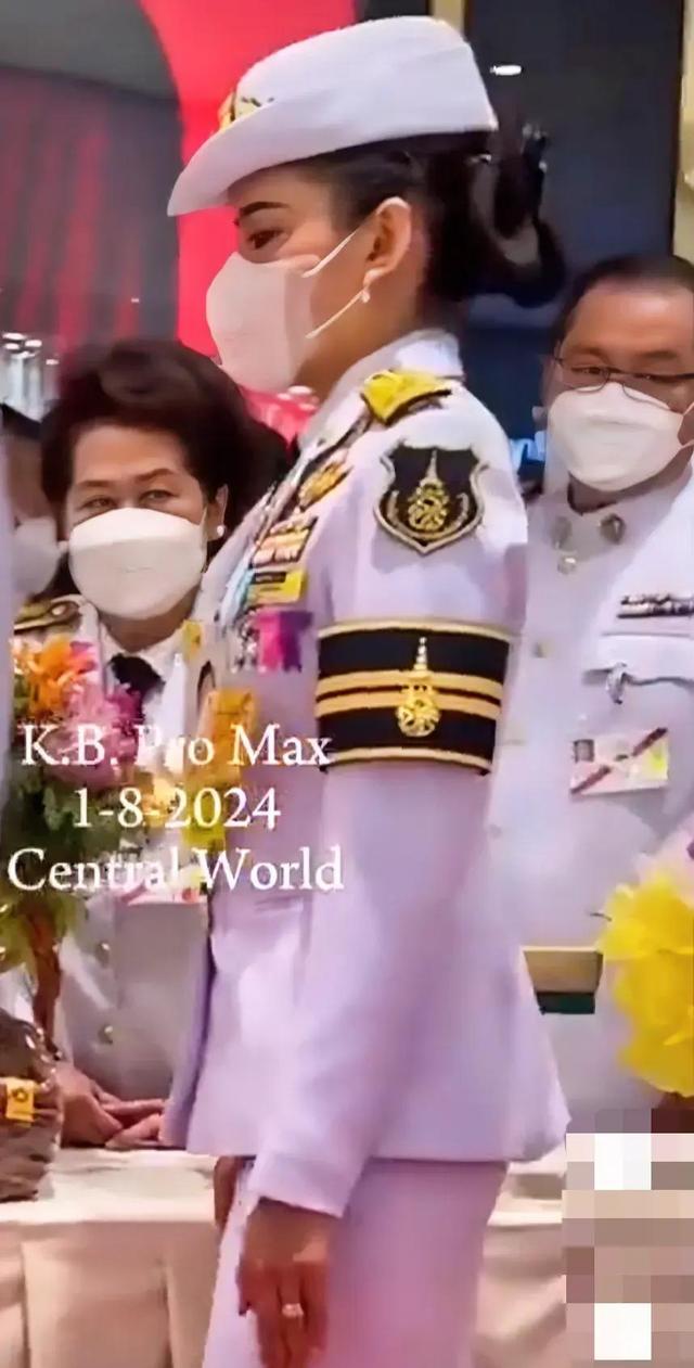 泰王新欢海量照曝光军装很飒，入宫前非主流小太妹，已取代诗妮娜