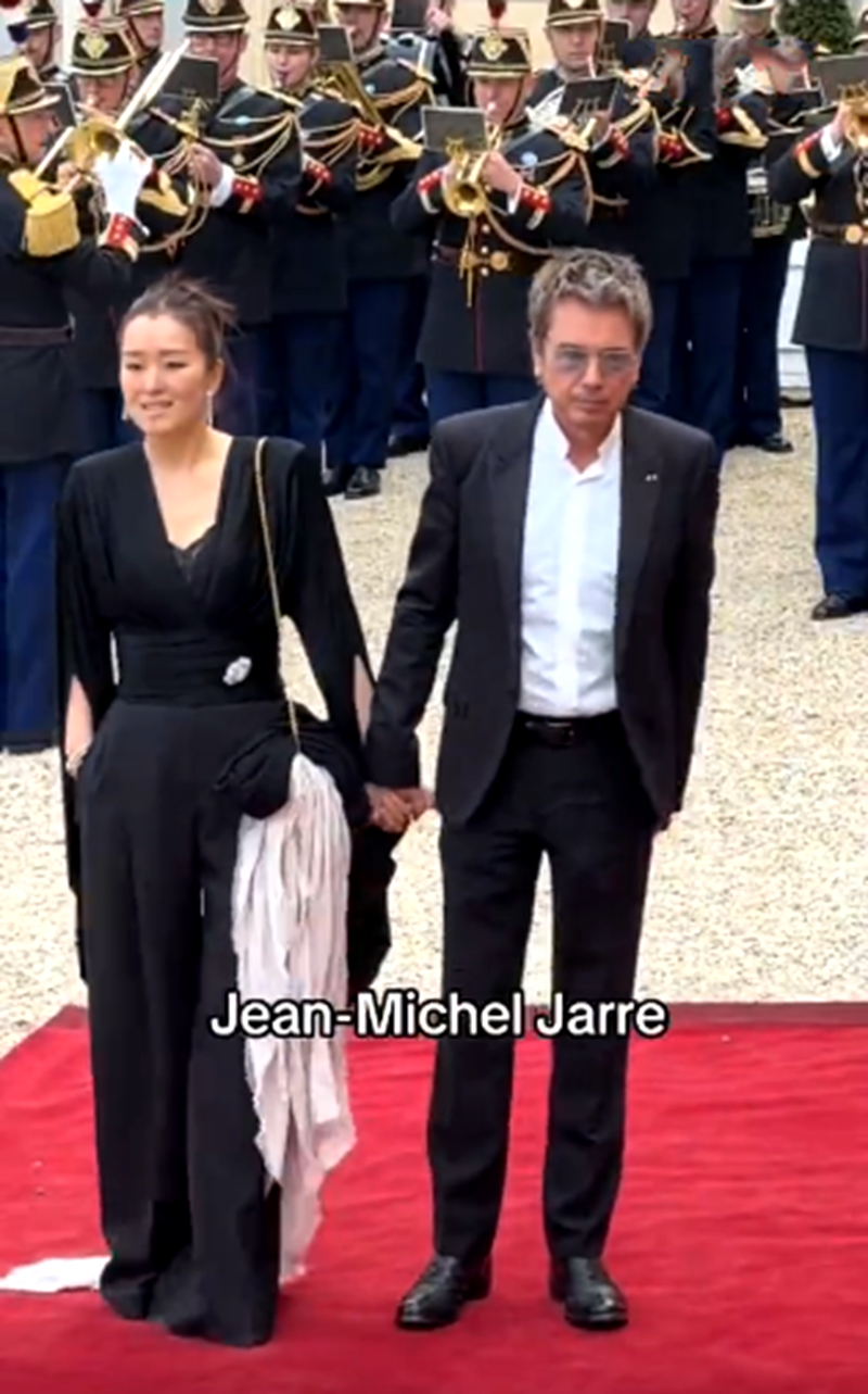 巩俐携手法籍老公出席晚宴！穿连体衣挎单肩包风韵犹存，苏菲也在