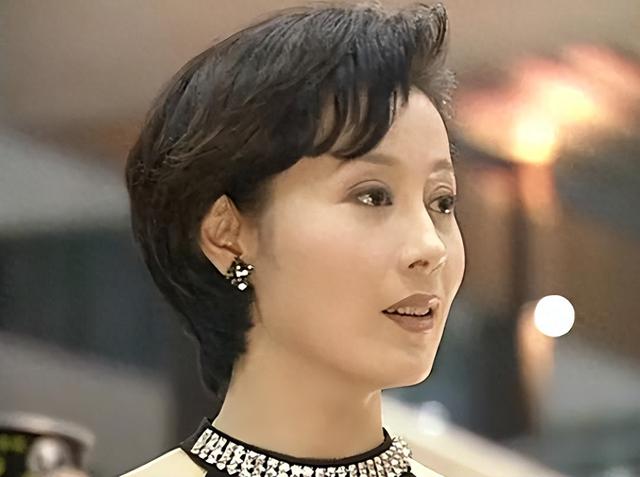 挤走原配嫁二婚导演,婚后19年不造娃被抛弃,如今69岁终自食恶果