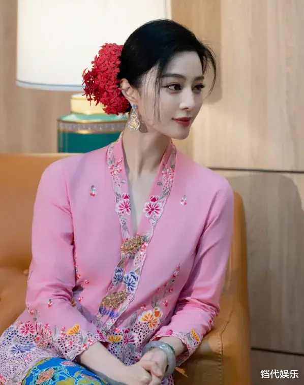 被封杀6年后,范冰冰跟香港富商牵手共舞,衣服保守、满身珠宝越来越贵气