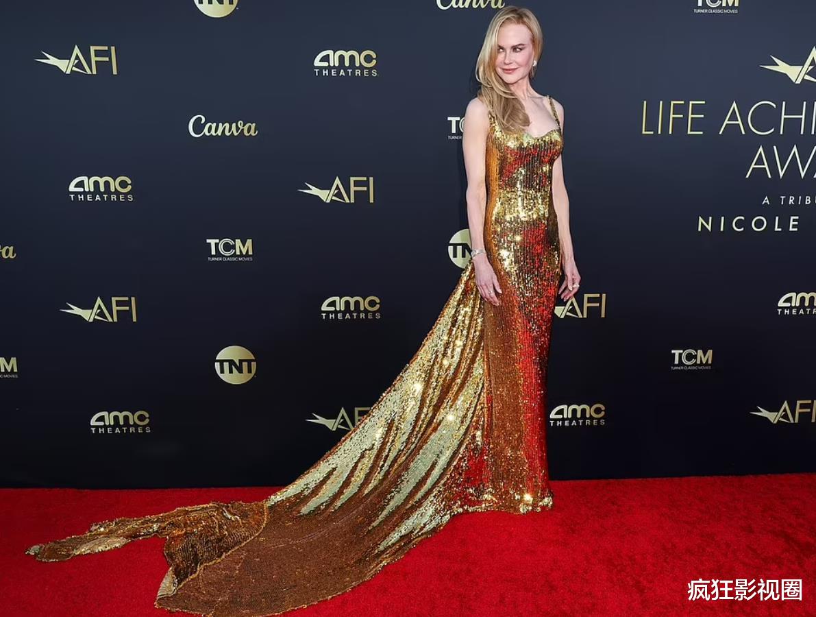 56岁妮可基德曼获终身成就奖，全家齐聚红毯，女儿继承花容月貌