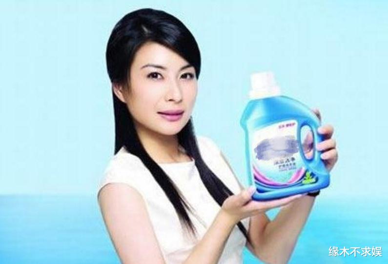 郭晶晶又拿下新代言！穿红礼裙烫卷发好迷人，和3小孩互动太有爱