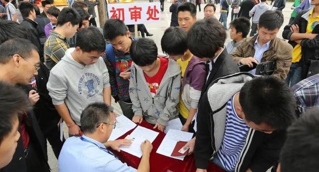985硕士晒“税务局”工资，自嘲每月不够花，网友：谁绑你了吗？