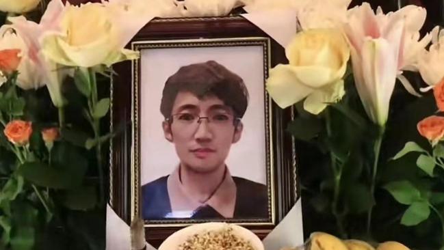 网红东东举办葬礼，母亲在灵堂内崩溃大哭，前妻晒合影曝离婚真相