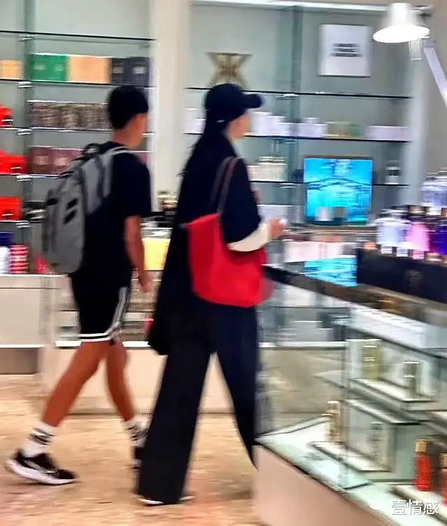 梁洛施和15岁长子现身美国,李长治身边没保镖,被传不接班去留学