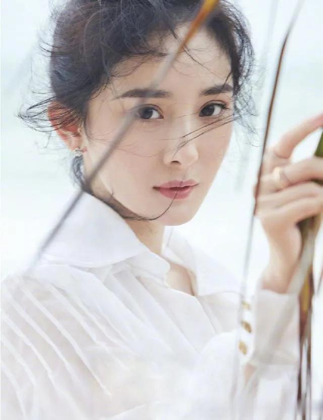 杨幂，夏日海边的清爽