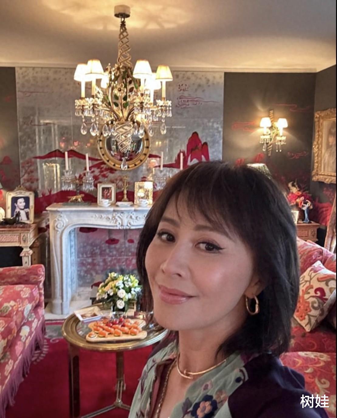 刘嘉玲在豪宅过周末,吃鱼子酱喝酒好惬意,屋内灯火通明金碧辉煌