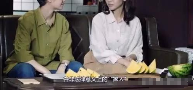 两女侍一夫45年、为原配绝育，给原配赚钱，72岁原配主动给她让位