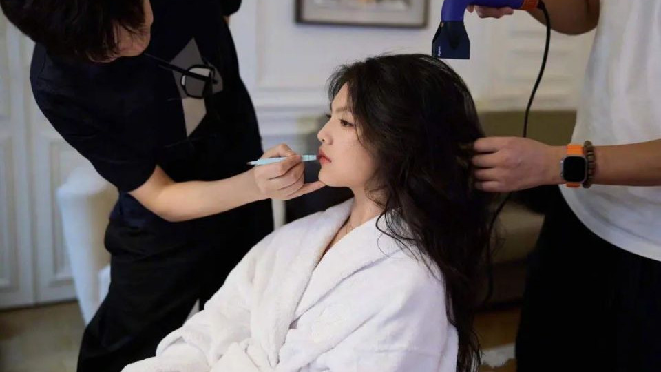 14岁王诗龄巴黎尽显名媛范, 全英交流奢华穿搭, 但离真名媛还有多远?