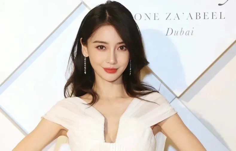 全平台解封!张嘉倪复出,比baby还尴尬