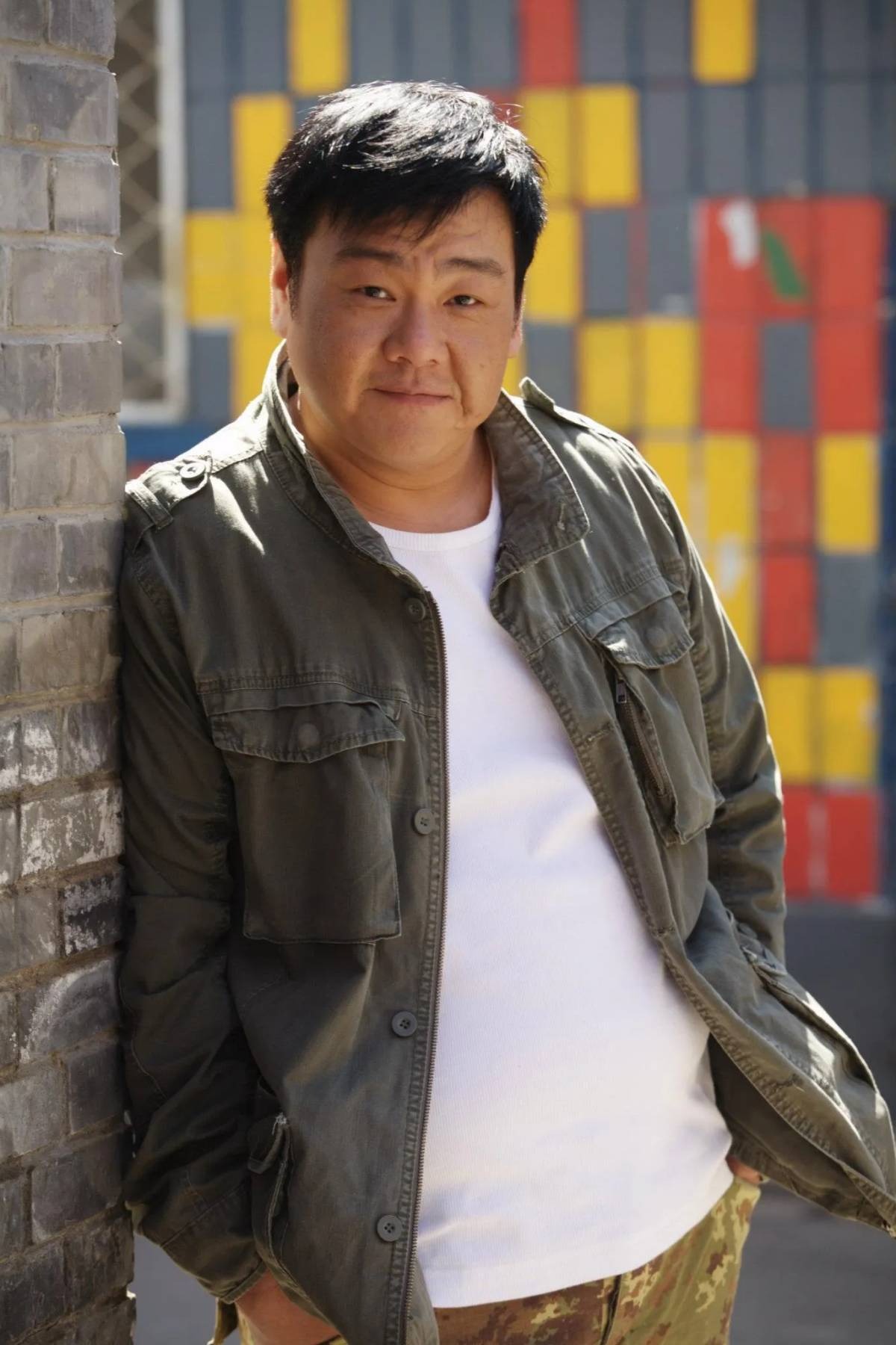 演员张立威告别仪式，无儿无女亲友为他送行，骨灰花葬回归自然