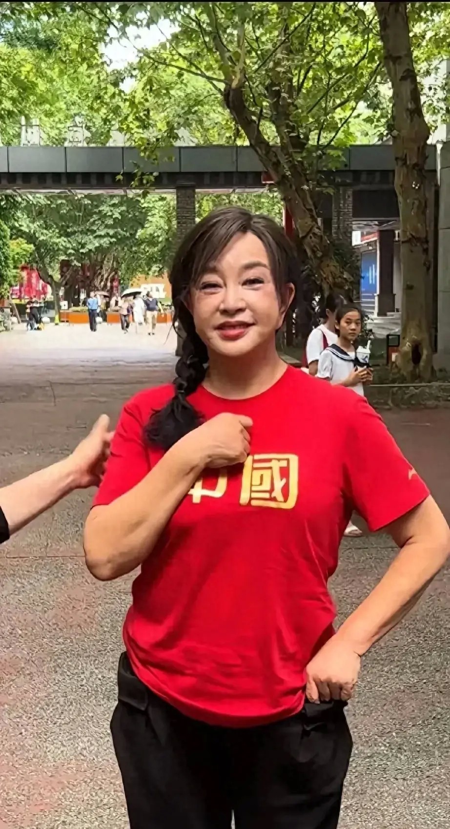 刘晓庆老得也太快了!前几年还很年轻白嫩,转眼就老态尽显了!