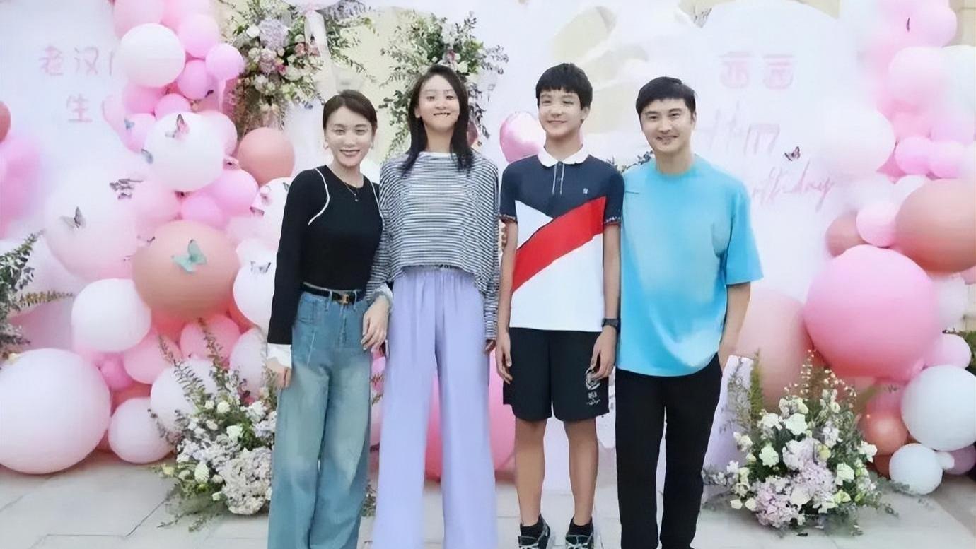 一家四口幸福合照，田亮邓超陆毅三家颜值担当，陈小春基因最强大