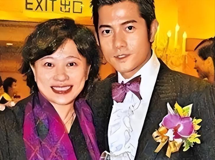 59岁郭富城与小4岁岳母合影,岳母已是奶奶,他依旧帅气如小伙