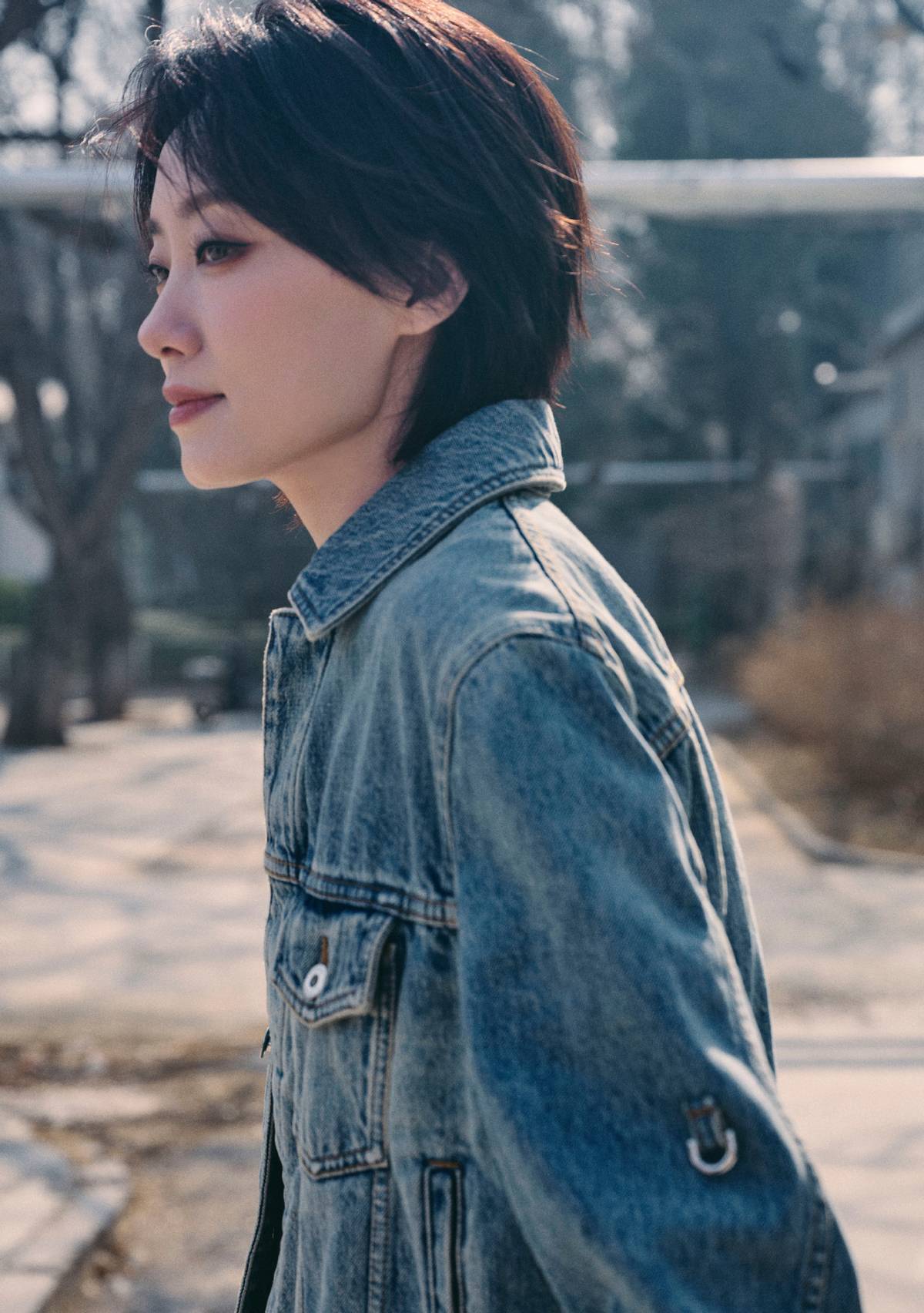 张小斐晒短发照!白T配蓝衬衫充满初恋感,挽衣袖撑伞秒变老公姐