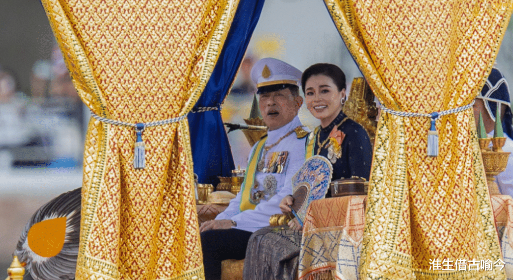 72岁泰王给玉佛换衣体力不支，苏提达全程陪伴，不惧两位后宫新人