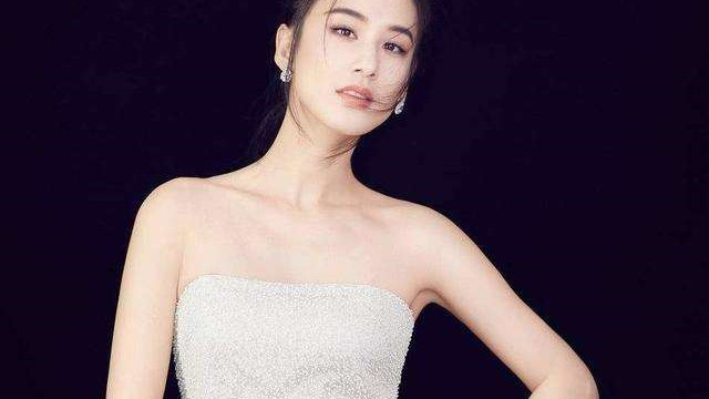 37岁黄圣依参加同学聚会，差距真大，像小姑娘扎进了大妈堆里！