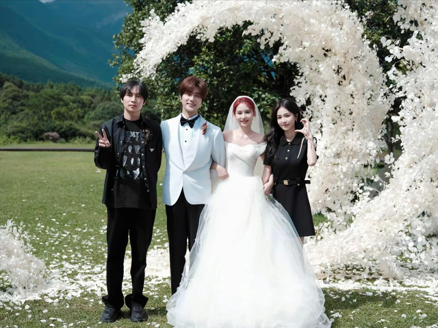 白鹿参加陆虎婚礼哭了,娱乐圈真情谊:从MV到主题曲一起成长