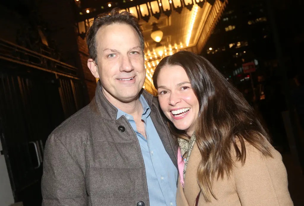 好莱坞男神恋情大瓜!牵手漫步,这糖够甜吗?