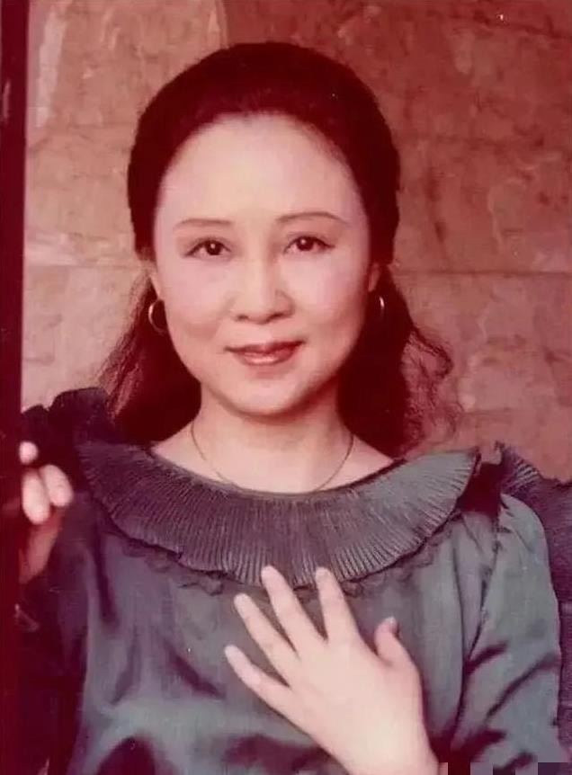 揭秘！琼瑶“破烂不堪”的爱情观，甘做15年第三者 半裸身挑衅原配