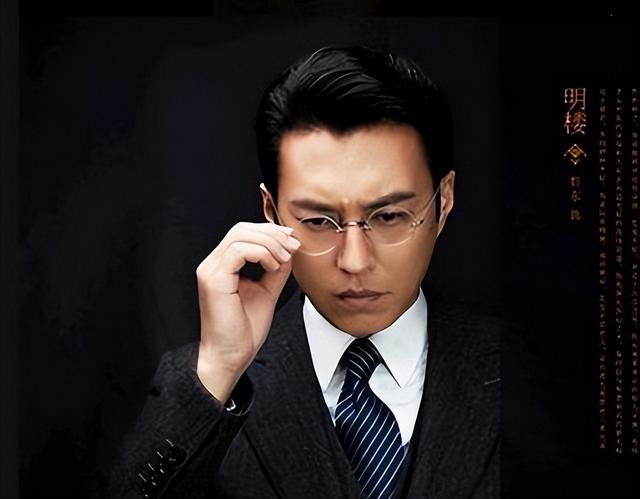 47岁靳东英国被偶遇,头发花白啤酒肚明显,网友:真成老干部了